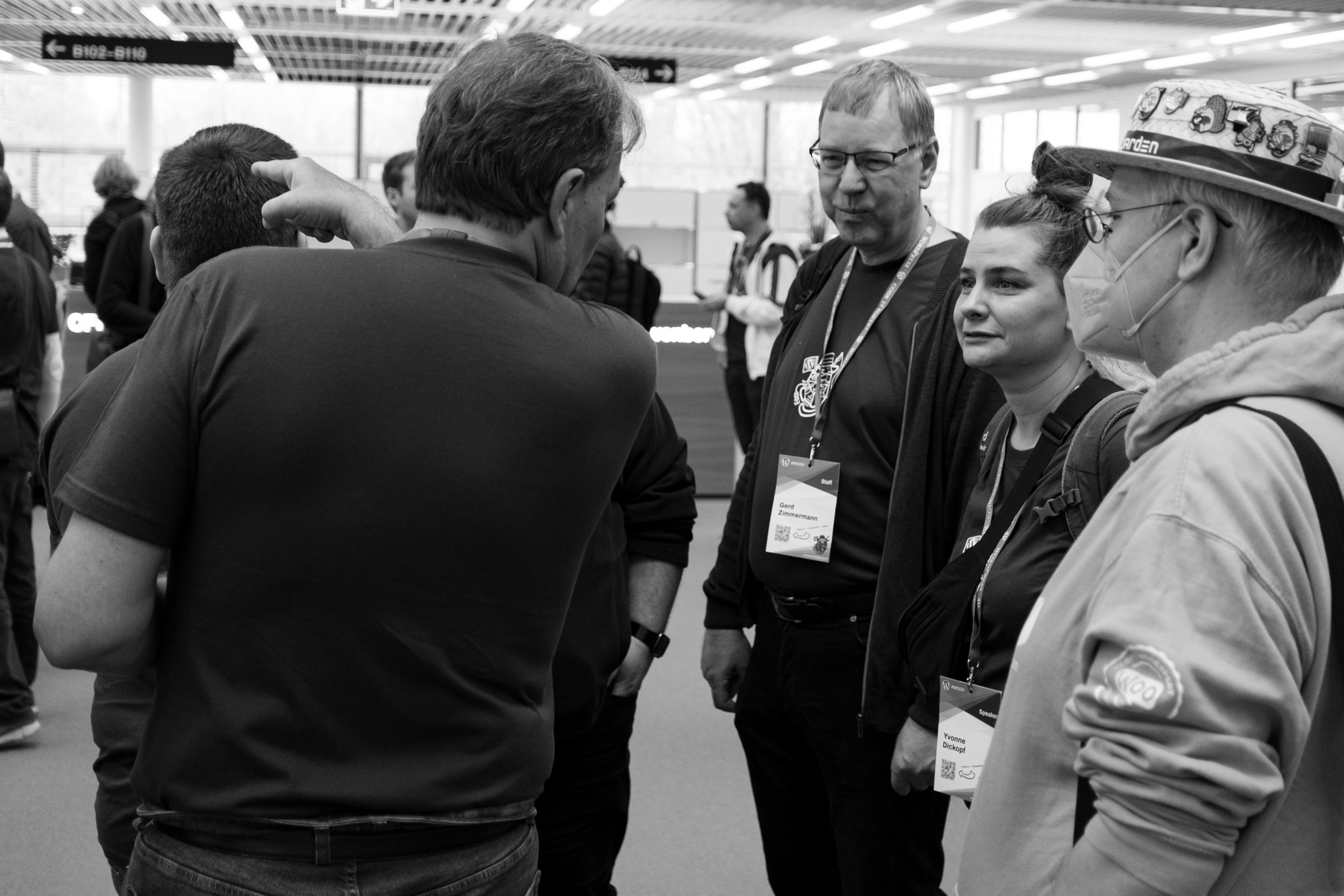 A few WordPress folks discussing in the hallway track.