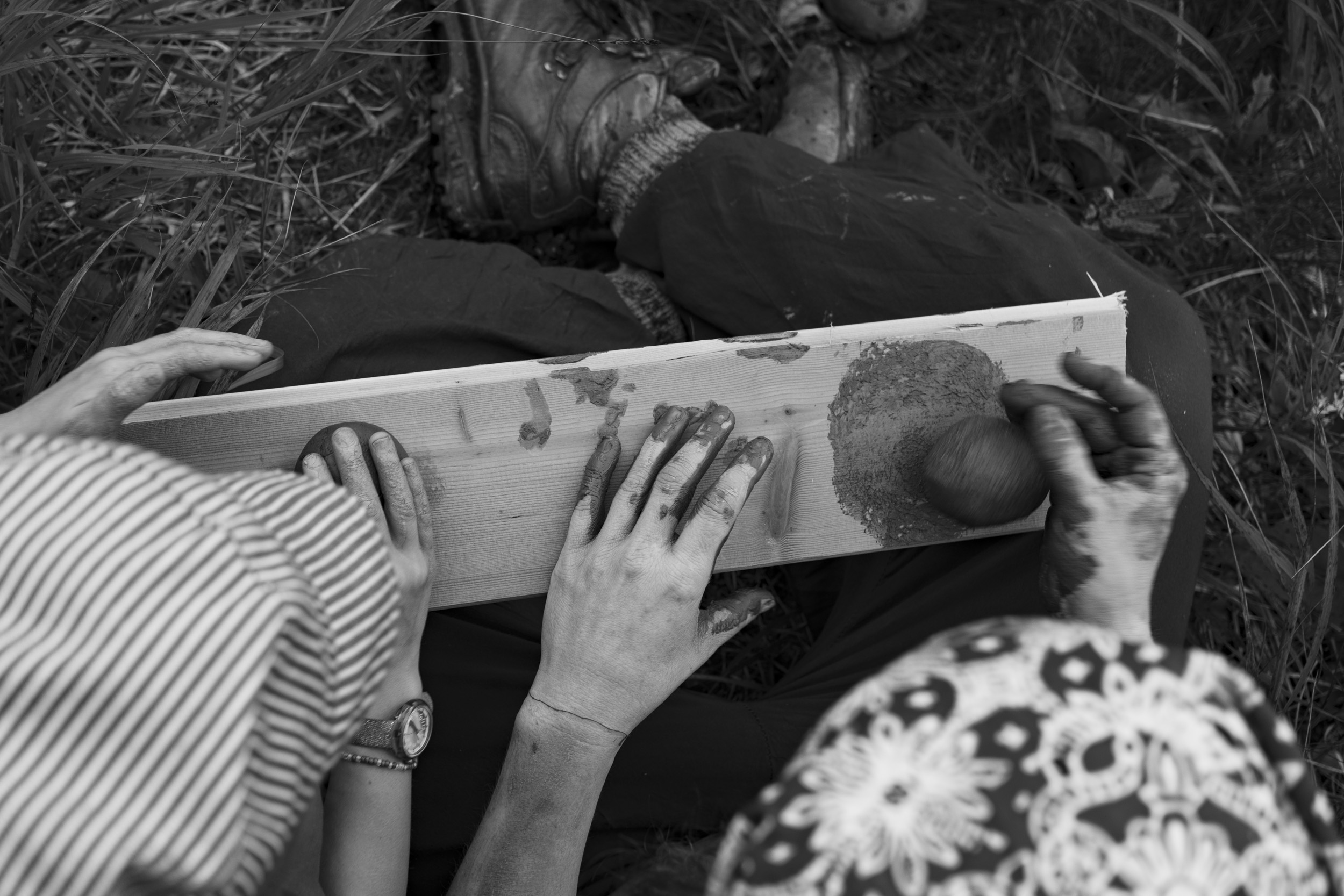 Kids and godmother trying to make "Dorodangos" (mud balls), with mud from the nearby lake.