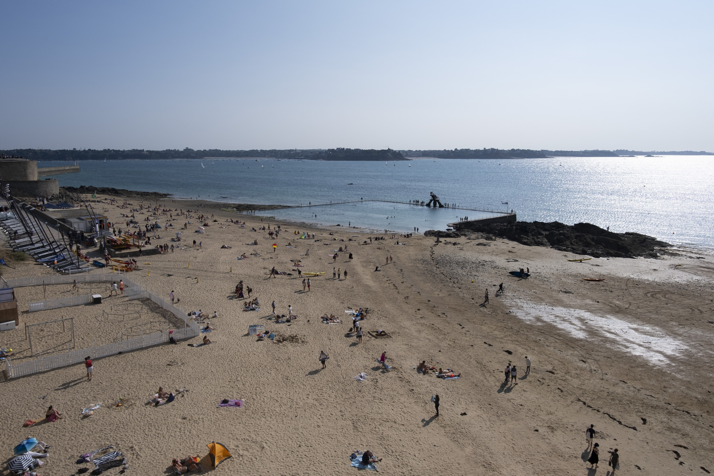 Tidal swimming pool at plage de Bon-Secours in Saint-Malo, during low-tide where the pool is visible.